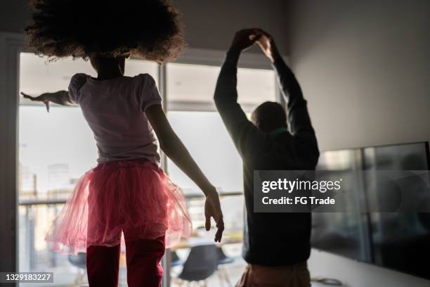 father and daughter dancing ballet at home - latijns amerikaanse dansen stockfoto's en -beelden