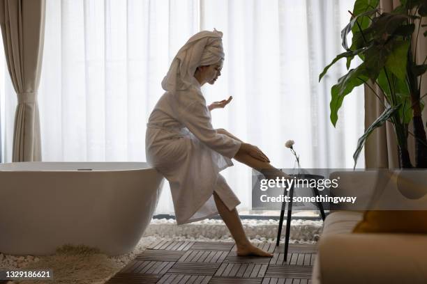 uma mulher que cuida das pernas - beautiful asian legs - fotografias e filmes do acervo