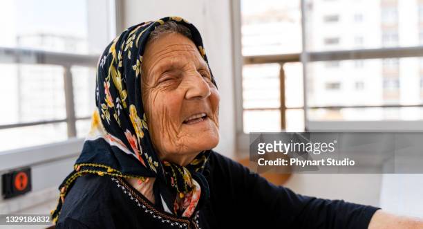 femme âgée riant - centenaire et plus photos et images de collection