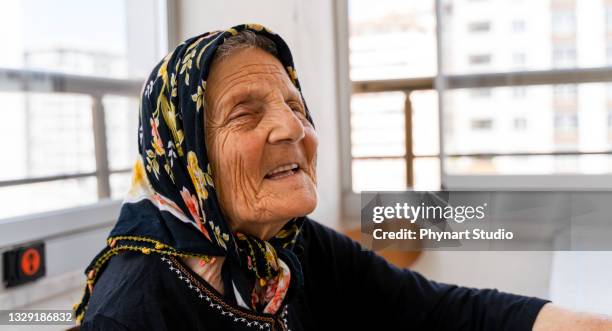 elderly woman laughing - 101 stockfoto's en -beelden