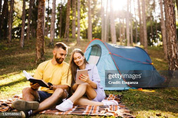 romantisches paar beim campen im wald - tablet paar sommer stock-fotos und bilder