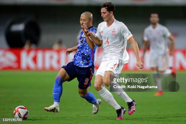Daizen Maeda of Japan and Pau Torres of Spain compete for the ball during the U-24 international friendly match between Japan and Spain at the Noevir...