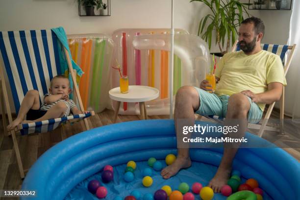 familienurlaub zu hause - plastic pool stock-fotos und bilder