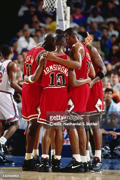 MIchael Jordan, BJ Armstrong and the Chicago Bulls huddle against the New York Knicks circa 1991 at Madison Square Garden in New York. NOTE TO USER:...