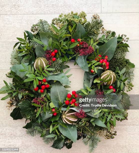 christmas wreath - flower garland stock pictures, royalty-free photos & images