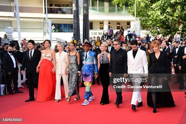 Jury members : Song Kang-Ho, Maggie Gyllenhaal, Jessica Hausner, Jury president and Director Spike Lee, Mati Diop, Kleber Mendonça Filho, Mélanie...