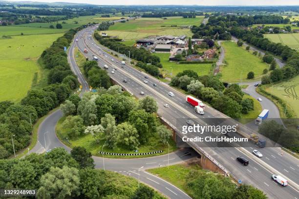 m6 motorway, staffordshire, england, großbritannien - kreisverkehr stock-fotos und bilder