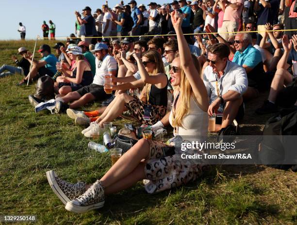 Golf Spectators Photos and Premium High Res Pictures - Getty Images