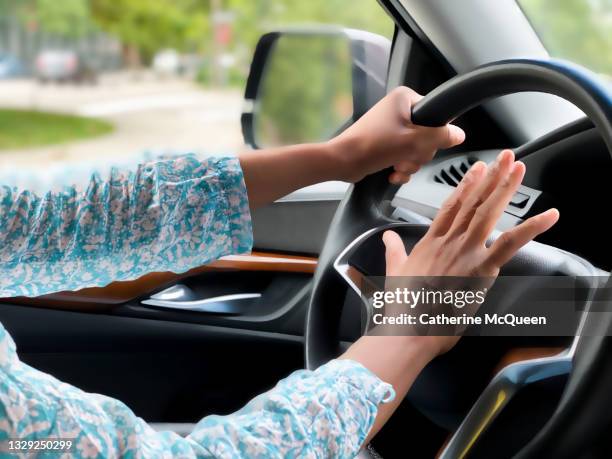 black woman beeps her car horn in traffic - motoristas enraivecidos - fotografias e filmes do acervo