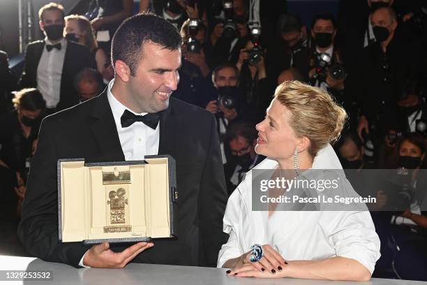 Camera d’Or jury president Melanie Thierry and Frank Graziano pose with the 'Camera d'Or Award' for 'Murina' in the name of Antoneta Alamat...
