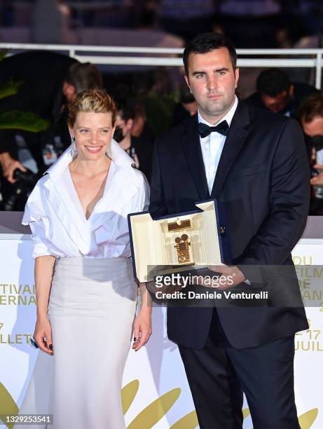 Camera d’Or jury president Melanie Thierry and Frank Graziano pose with the 'Camera d'Or Award' for 'Murina' in the name of Antoneta Alamat...