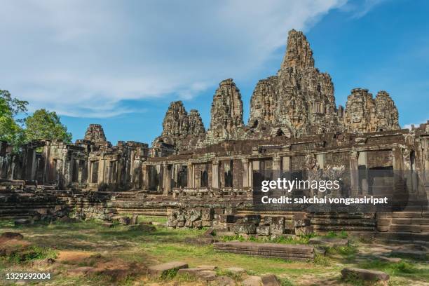 scenic view of bayon temple in angkor, siem reap, cambodia, asia - bayontempel stockfoto's en -beelden