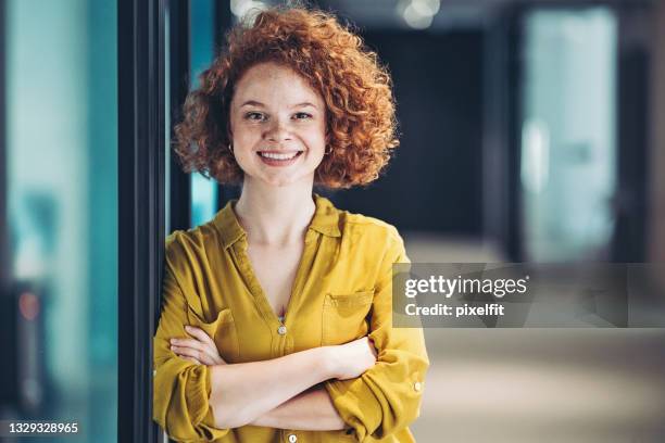 joven empresaria pelirroja sonriente - pelirrojo fotografías e imágenes de stock
