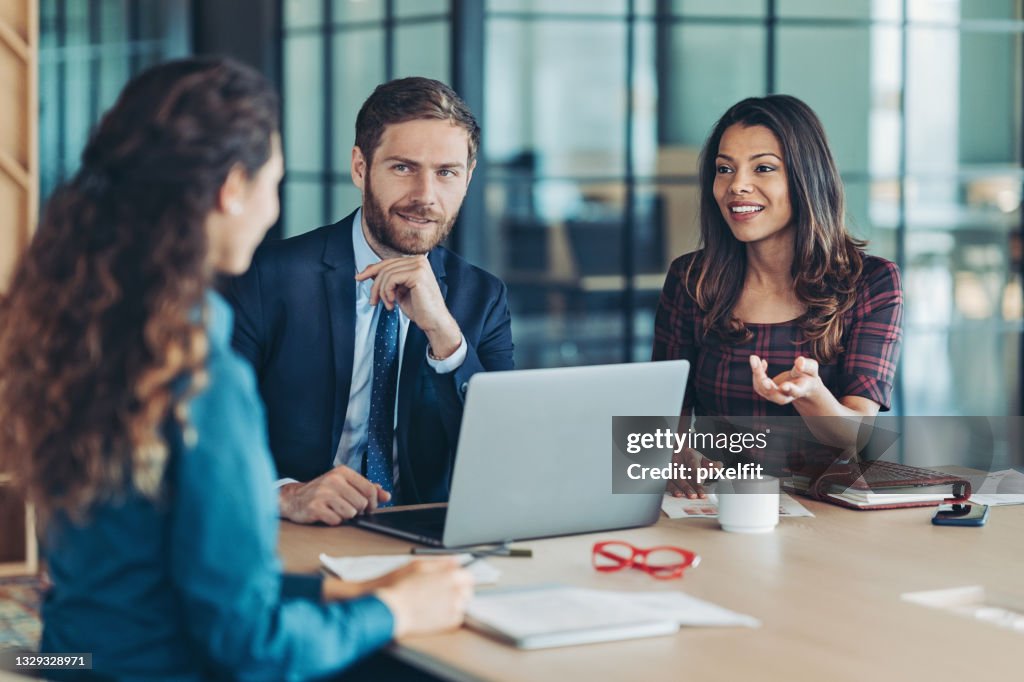 Discutir las oportunidades de negocio