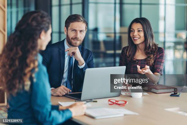 discutir las oportunidades de negocio - hombre con grupo de mujeres fotografías e imágenes de stock