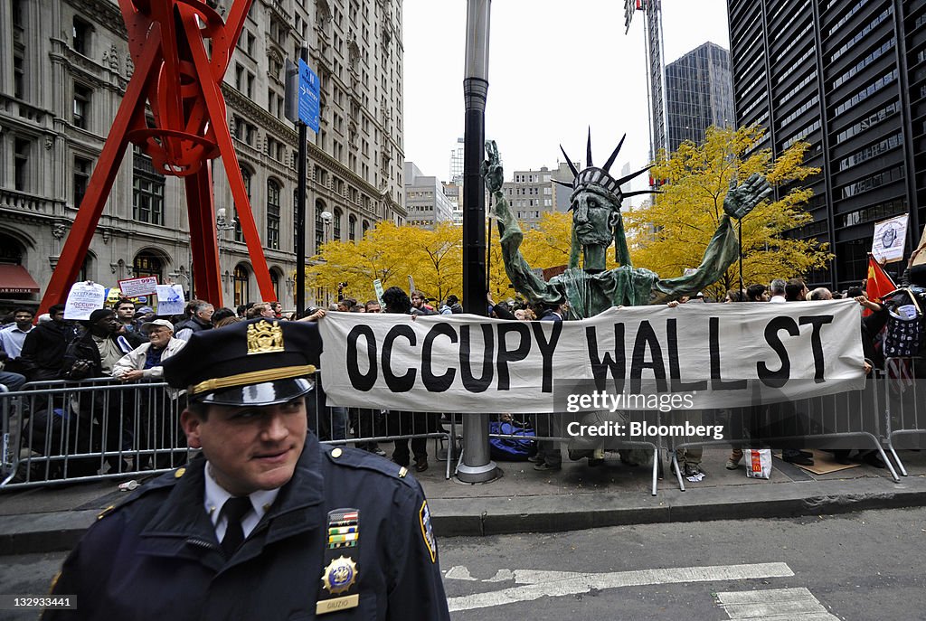 New York Police Remove Occupy Wall Street Protesters From Camp