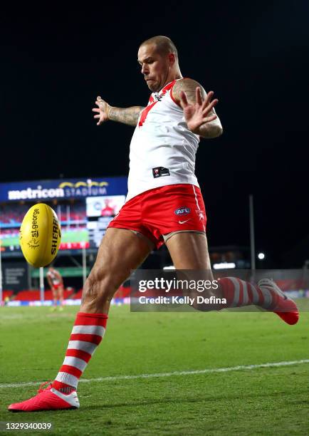 Lance Franklin of the Swans kicks for goal during the round 18 AFL match between Greater Western Sydney Giants and Sydney Swans at Metricon Stadium...