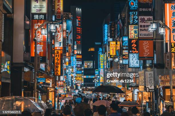 crowds and neon in kabukicho - crowded restaurant stock pictures, royalty-free photos & images