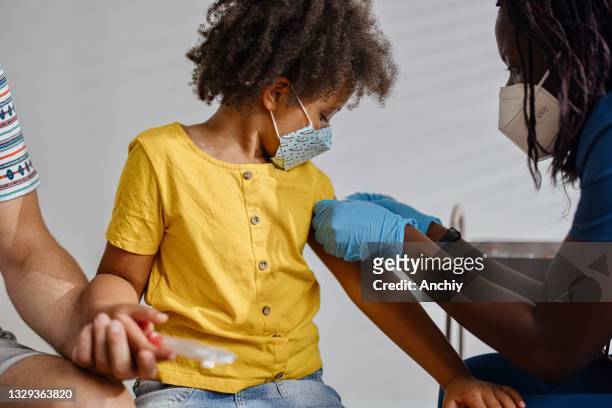 niña tomando una vacuna de su médico, pediatra - 3 shot fotografías e imágenes de stock