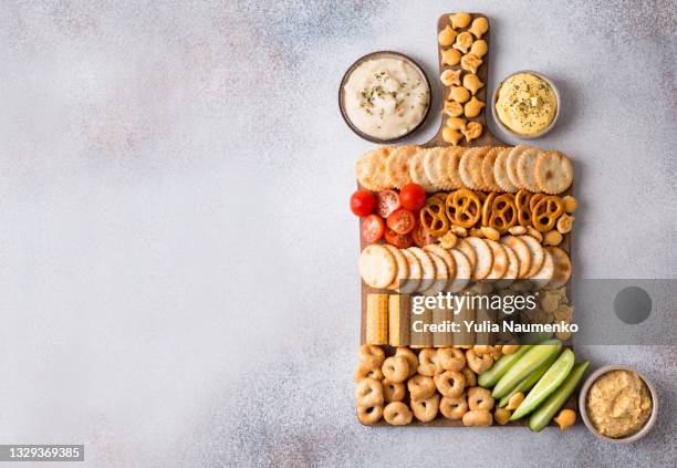 board with cracker biscuits, close-up - biscoito salgado imagens e fotografias de stock