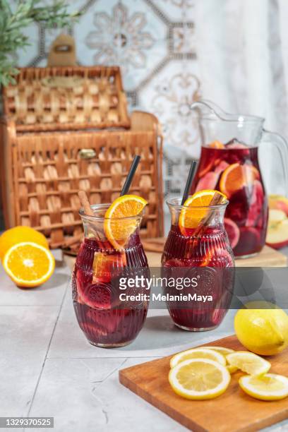 frischer sangria sommercocktaildrink mit orangen zitrone und äpfeln auf eis im krug - apfelpunsch stock-fotos und bilder
