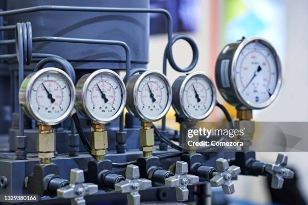 pressure gauges - oleodotto foto e immagini stock