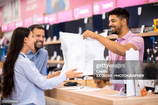 customers buying some home appliances - retailer shopping customer tv stockfoto's en -beelden