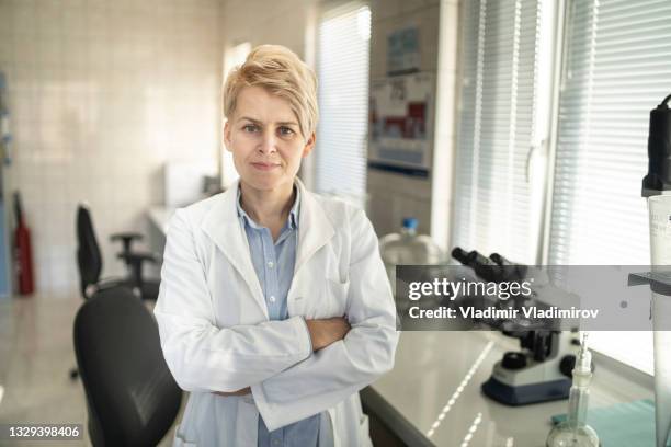Laboratory Woman Science Lab Coat Photos and Premium High Res Pictures ...