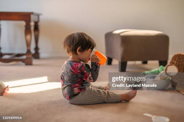 baby girl drinking - sippy cup - caneca para bebê - fotografias e filmes do acervo