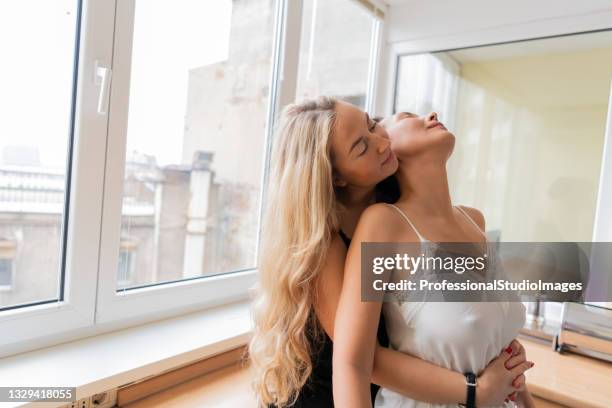 ein paar attraktive multiethnische lesben verbringen zeit miteinander und genießen umarmungen. - alte und junge lesbische frauen stock-fotos und bilder