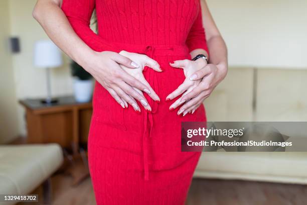 ein paar lesben verbringen zeit miteinander und genießen die liebe, als würden sie ein neugeborenes erwarten. - alte und junge lesbische frauen stock-fotos und bilder