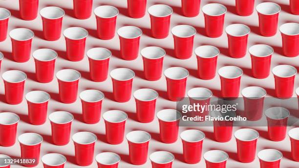 seamless pattern of disposable plastic red cups filling the frame - paper cup 個照片及圖片檔