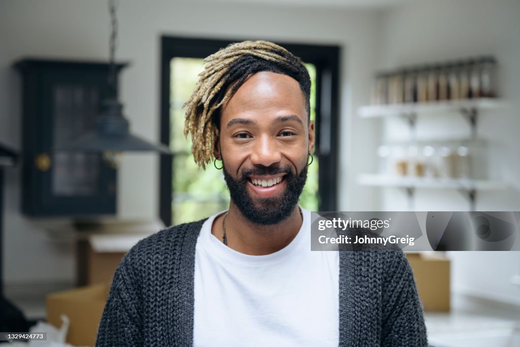 Portrait à la maison d’un homme noir détendu en vêtements décontractés