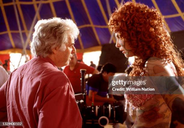 Chilean-French filmmaker and artist Alejandro Jodorowsky talks with Mexican vedette and actress of Argentinian origin Thelma Tixou before filming a...