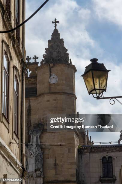 glimpse of the igreja de santa cruz - coimbra district stock-fotos und bilder