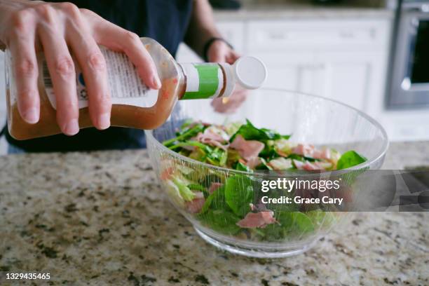 man prepares salad - aliño para la ensalada fotografías e imágenes de stock