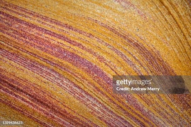 sandstone pattern, layered yellow red stone, close up - estrato de roca fotografías e imágenes de stock