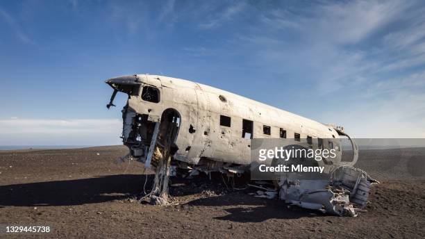 crashed dc-3 airplane wreck iceland sólheimasandur panorama - abandon stock pictures, royalty-free photos & images