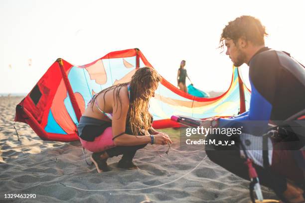 cada día es una nueva aventura - kiteboarding fotografías e imágenes de stock