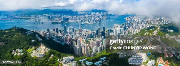 the hong kong city skyline - stadscentrum hongkong stockfoto's en -beelden