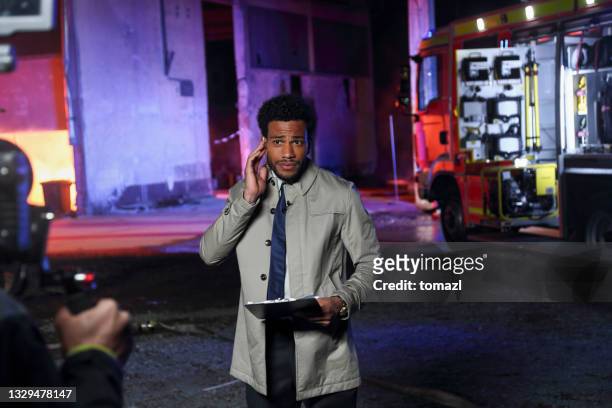 afro-american male reporter covering the fire - tv reporter 個照片及圖片檔