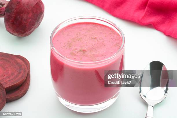 beetroot latte - beetroot juice stockfoto's en -beelden