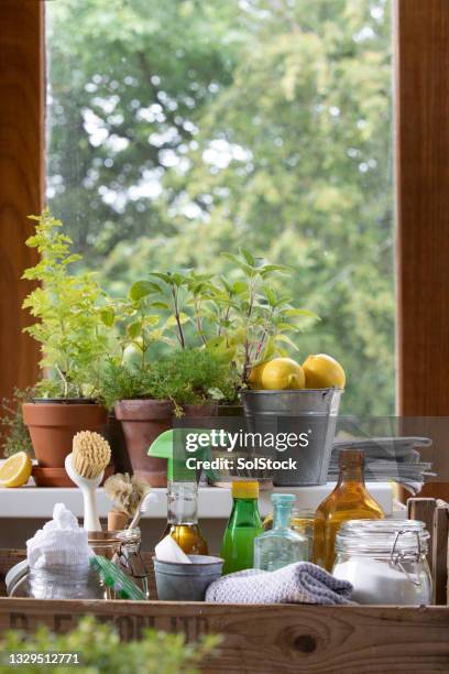 sustainable traditional natural cleaning household products - vinegar stockfoto's en -beelden