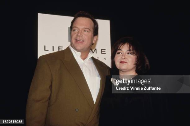 American actor and comedian Tom Arnold with his wife, American comedian Roseanne Arnold, at a 'Free to Laugh' Amnesty International benefit, held at...