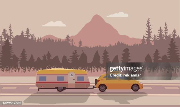 wohnmobilanhänger wohnwagen isoliert. sommerlandschaft mit wald, bergen und see. illustration im flachen vektorstil. - tourist train stock-grafiken, -clipart, -cartoons und -symbole