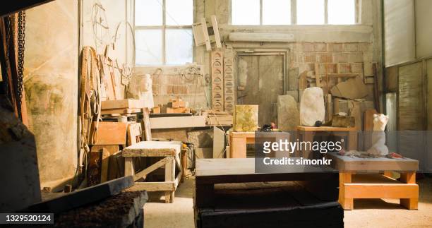 interior del estudio de arte de stonemason - carving fotografías e imágenes de stock