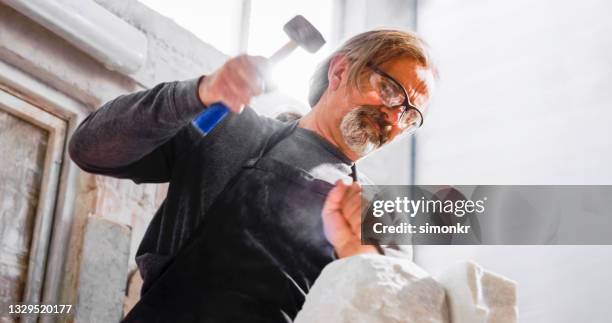 cantero tallando una escultura en el taller - chisel fotografías e imágenes de stock