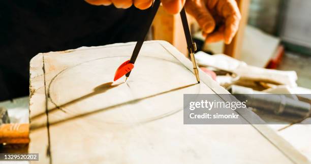 círculo de desenho de pedreiro em cima de bloco de pedra - compasso - fotografias e filmes do acervo