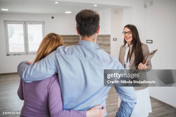 couple and real estate agent - tenant imagens e fotografias de stock