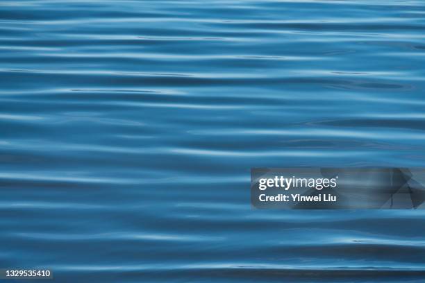 overhead view of blue water surface abstract in a sea - moiré - fotografias e filmes do acervo